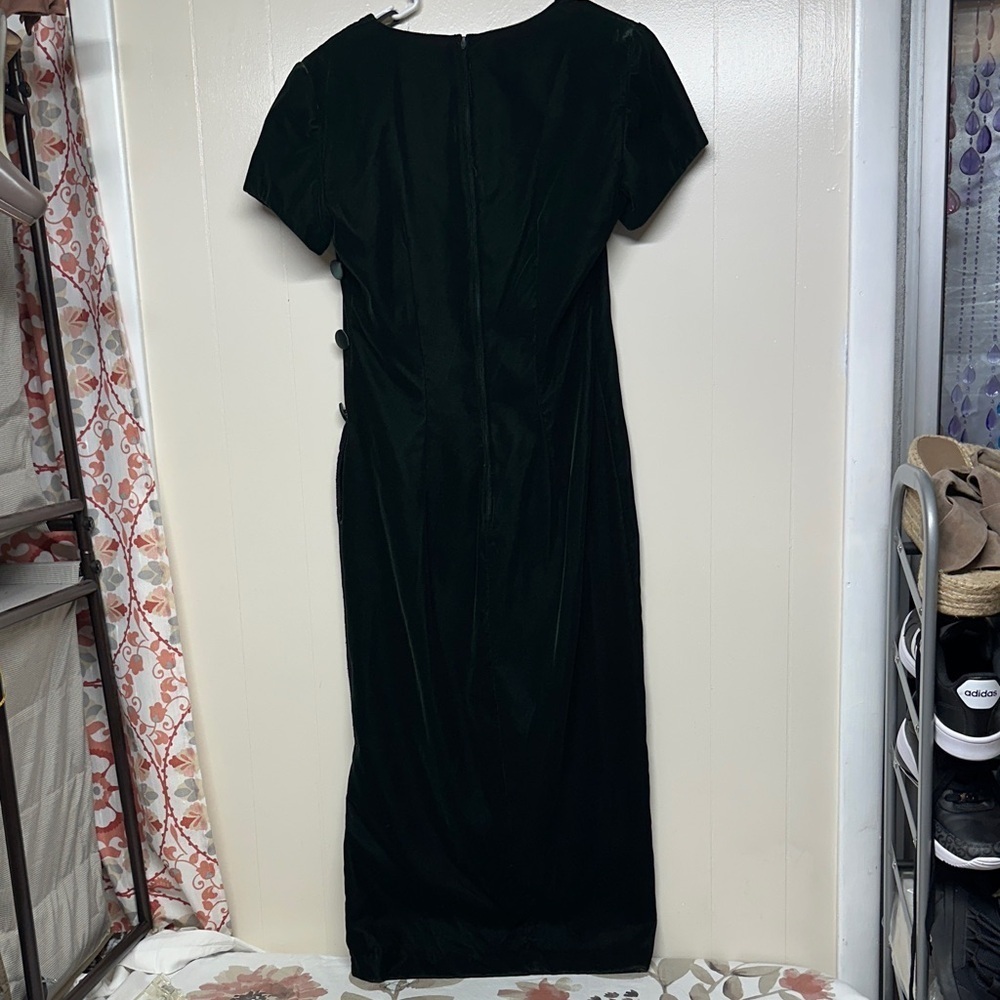 Jessica Howard Elegant Green Velour Midi Dress with Elegant Side Button - Picture 7 of 9